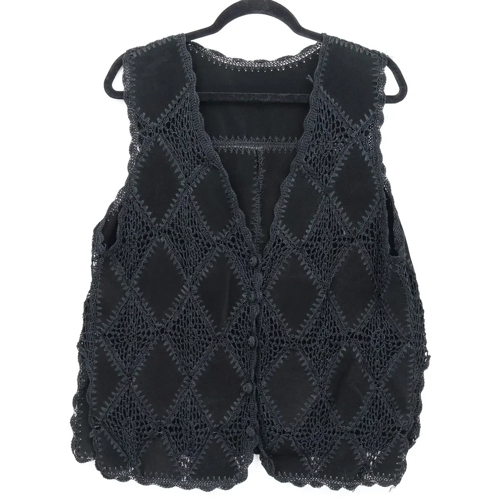 N/A black crochet